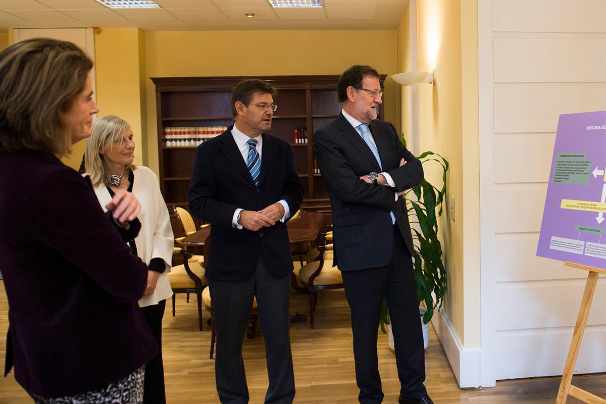 23/10/2015. Rajoy visita la Oficina de Recuperación y Gestión de Activos. El presidente del Gobierno, Mariano Rajoy, y el ministro de Justic...
