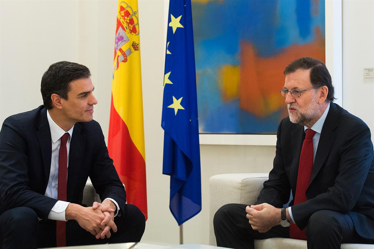 23/12/2015. Rajoy y Sánchez se reúnen en La Moncloa. El presidente del Gobierno en funciones, Mariano Rajoy, se reúne en La Moncloa con el s...