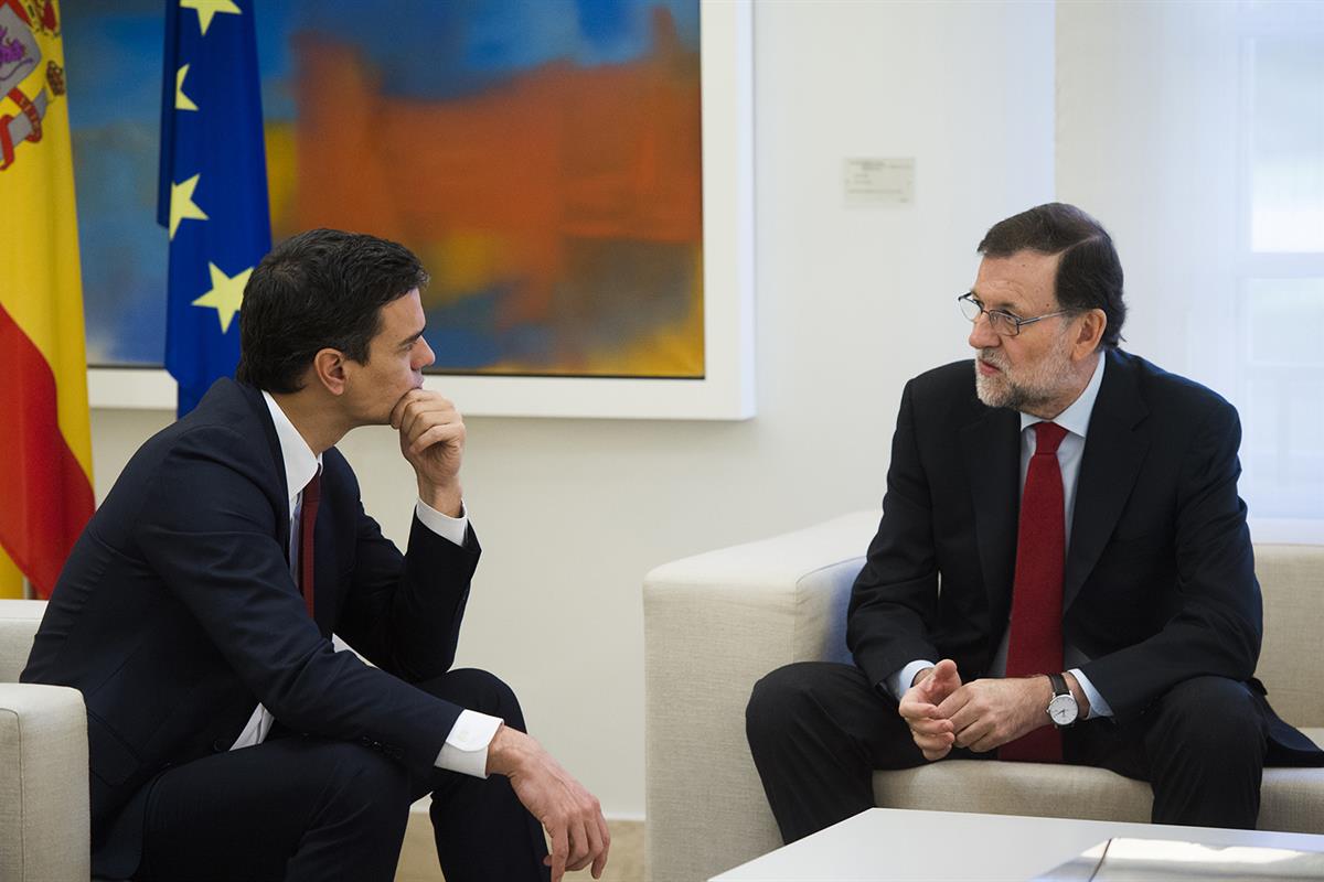 23/12/2015. Rajoy y Sánchez se reúnen en La Moncloa. El presidente del Gobierno en funciones, Mariano Rajoy, se reúne en La Moncloa con el s...