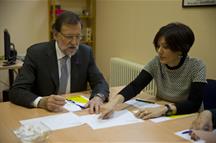 Rajoy visita una unidad de atención especializada a mujeres adolescentes víctimas de la violencia de género (Foto: Pool Moncloa)