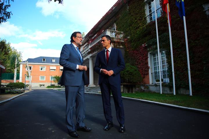 Mariano Rajoy conversa con Pedro Sánchez (Foto: Pool Moncloa)