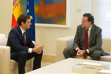 28/12/2015. Mariano Rajoy recibe a Albert Rivera en La Moncloa. El presidente del Gobierno en funciones, Mariano Rajoy, durante su encuentro...