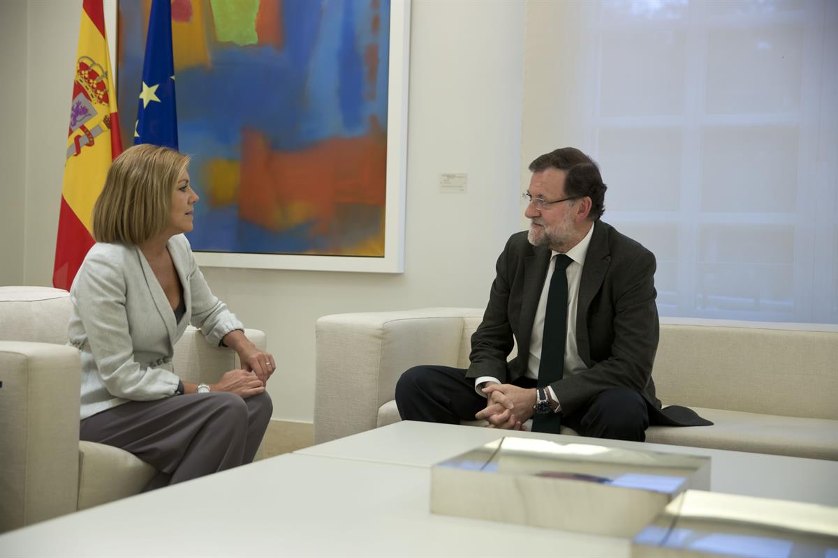 30/10/2015. Mariano Rajoy recibe a María Dolores de Cospedal. El presidente del Gobierno, Mariano Rajoy, junto a la secretaria general del P...
