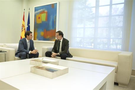 30/10/2015. Rajoy recibe a Albert Rivera. El presidente del Gobierno, Mariano Rajoy, conversa con el presidente de Ciudadanos, Albert Rivera...