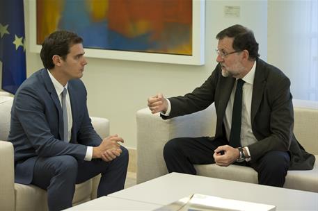 30/10/2015. Rajoy recibe a Albert Rivera. El presidente del Gobierno, Mariano Rajoy, conversa con el presidente de Ciudadanos, Albert Rivera...