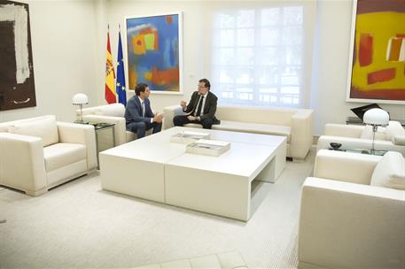 30/10/2015. Rajoy recibe a Albert Rivera. El presidente del Gobierno, Mariano Rajoy, conversa con el presidente de Ciudadanos, Albert Rivera...