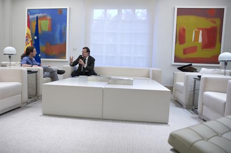 30/10/2015. Mariano Rajoy recibe a Pablo Iglesias. El presidente del Gobierno, Mariano Rajoy, conversa con el secretario general de Podemos,...