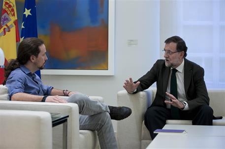30/10/2015. Mariano Rajoy recibe a Pablo Iglesias. El presidente del Gobierno, Mariano Rajoy, conversa con el secretario general de Podemos,...