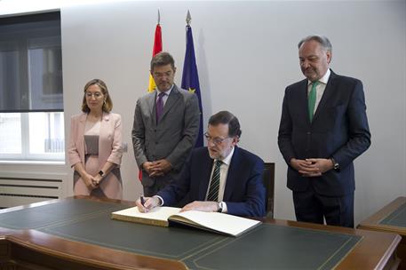 1/06/2016. Rajoy inaugura la nueva sede del Consejo General de Procuradores de España. El presidente del Gobierno, Mariano Rajoy, firma en e...