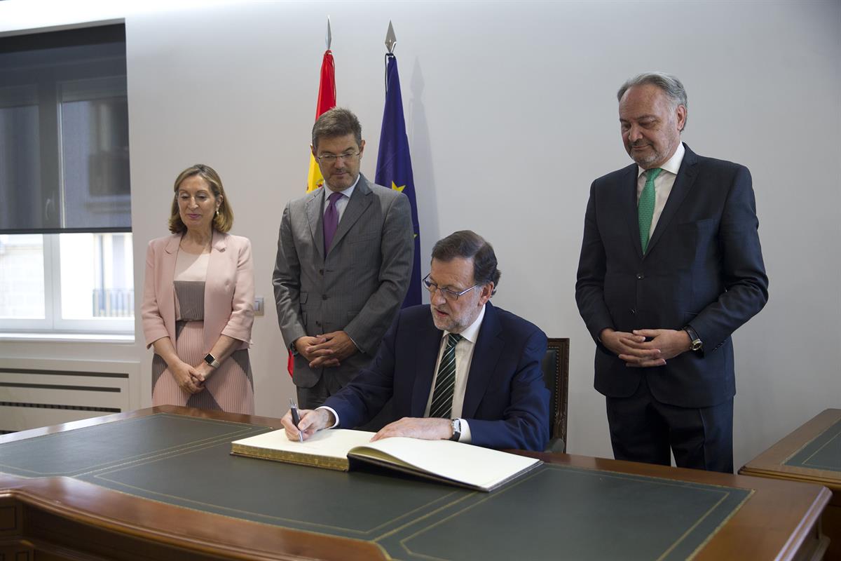 1/06/2016. Rajoy inaugura la nueva sede del Consejo General de Procuradores de España. El presidente del Gobierno, Mariano Rajoy, firma en e...