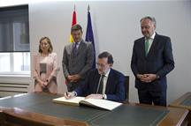 El presidente del Gobierno, Mariano Rajoy, firma en el Libro de Honor del Consejo General de Procuradores (Foto: Pool Moncloa)