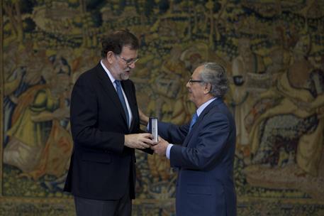 6/05/2016. Rajoy entrega las Medallas de Oro al Mérito en el Trabajo. El presidente del Gobierno en funciones, Mariano Rajoy, entrega la Med...