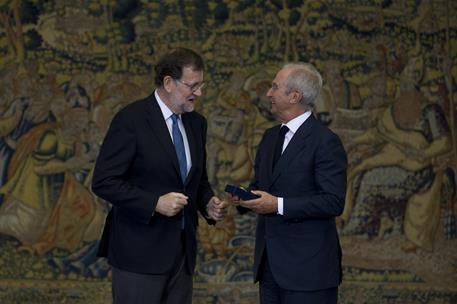 6/05/2016. Rajoy entrega las Medallas de Oro al Mérito en el Trabajo. El presidente del Gobierno en funciones, Mariano Rajoy, entrega la Med...