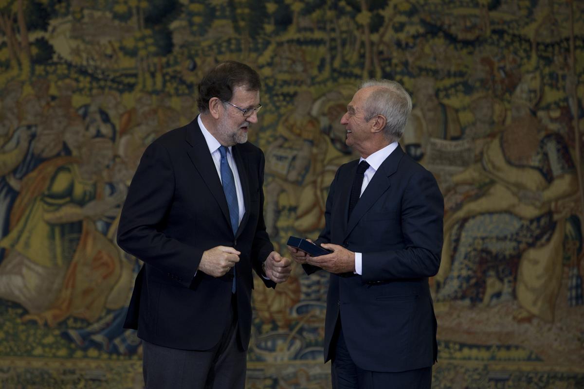 6/05/2016. Rajoy entrega las Medallas de Oro al Mérito en el Trabajo. El presidente del Gobierno en funciones, Mariano Rajoy, entrega la Med...