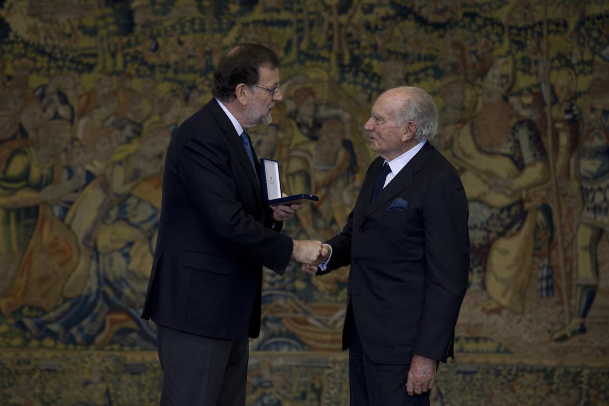 6/05/2016. Rajoy entrega las Medallas de Oro al Mérito en el Trabajo. El presidente del Gobierno en funciones, Mariano Rajoy, entrega la Med...