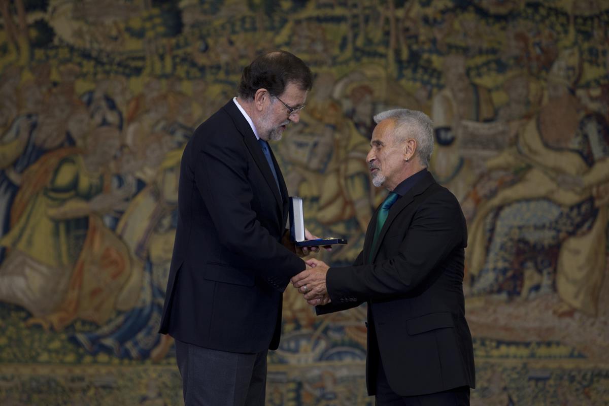 6/05/2016. Rajoy entrega las Medallas de Oro al Mérito en el Trabajo. El presidente del Gobierno en funciones, Mariano Rajoy, entrega la Med...