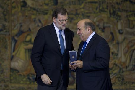 6/05/2016. Rajoy entrega las Medallas de Oro al Mérito en el Trabajo. El presidente del Gobierno en funciones, Mariano Rajoy, entrega la Med...