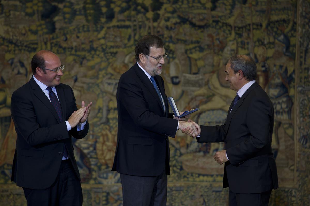 6/05/2016. Rajoy entrega las Medallas de Oro al Mérito en el Trabajo. El presidente del Gobierno en funciones, Mariano Rajoy, entrega la Med...