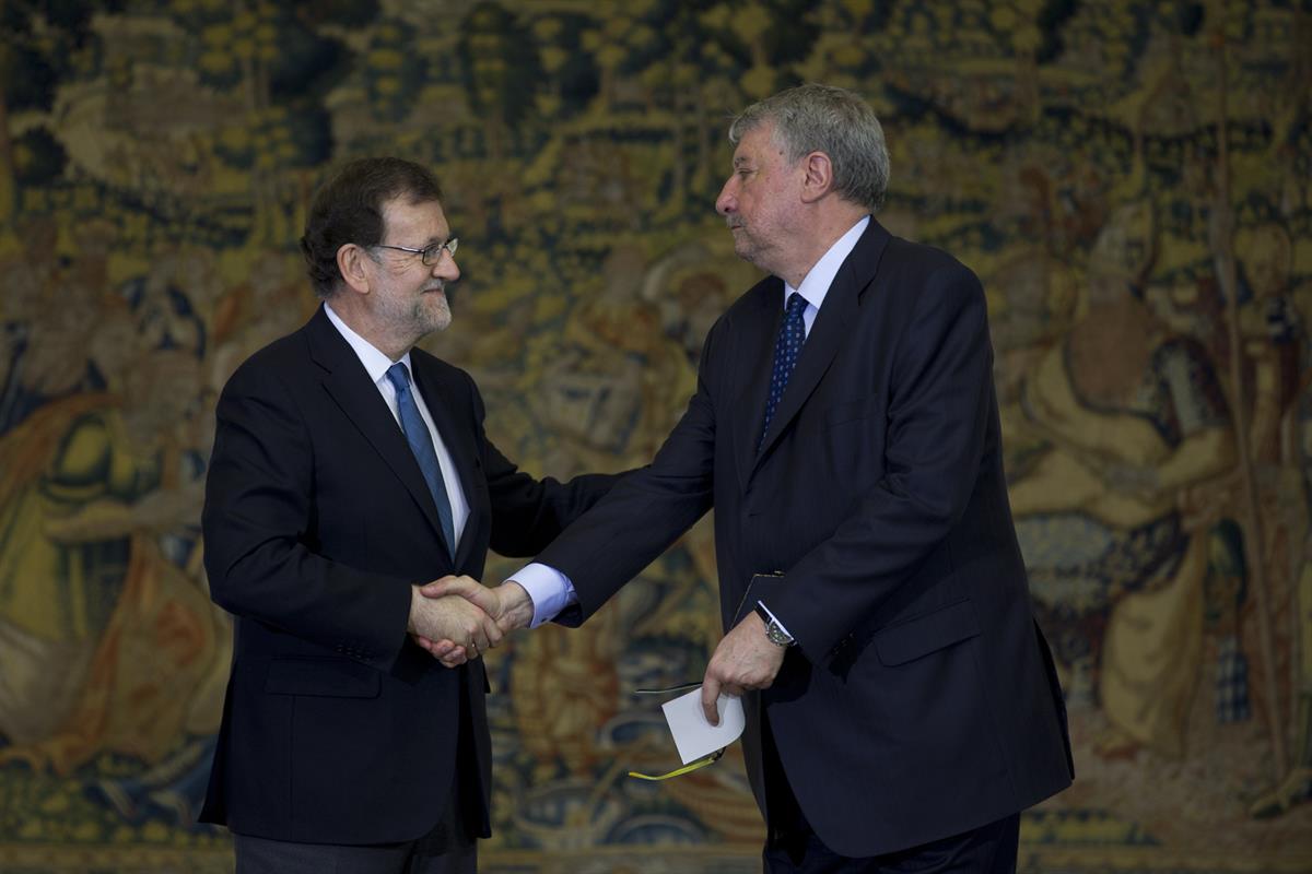 6/05/2016. Rajoy entrega las Medallas de Oro al Mérito en el Trabajo. El presidente del Gobierno en funciones, Mariano Rajoy, entrega la Med...