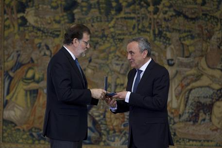 6/05/2016. Rajoy entrega las Medallas de Oro al Mérito en el Trabajo. El presidente del Gobierno en funciones, Mariano Rajoy, entrega la Med...