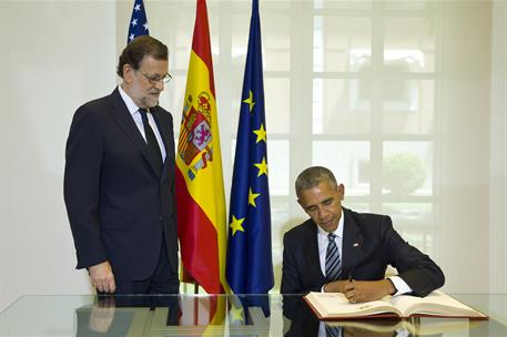 10/07/2016. Rajoy recibe a Obama en La Moncloa. El presidente de los Estados Unidos de América, Barack Obama, firma en el libro de honor, an...