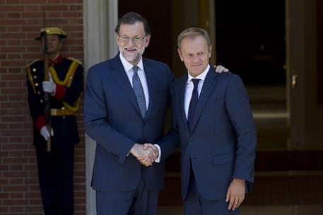 12/09/2016. Rajoy recibe al presidente del Consejo Europeo, Donald Tusk. El presidente del Gobierno en funciones, Mariano Rajoy, saluda al p...