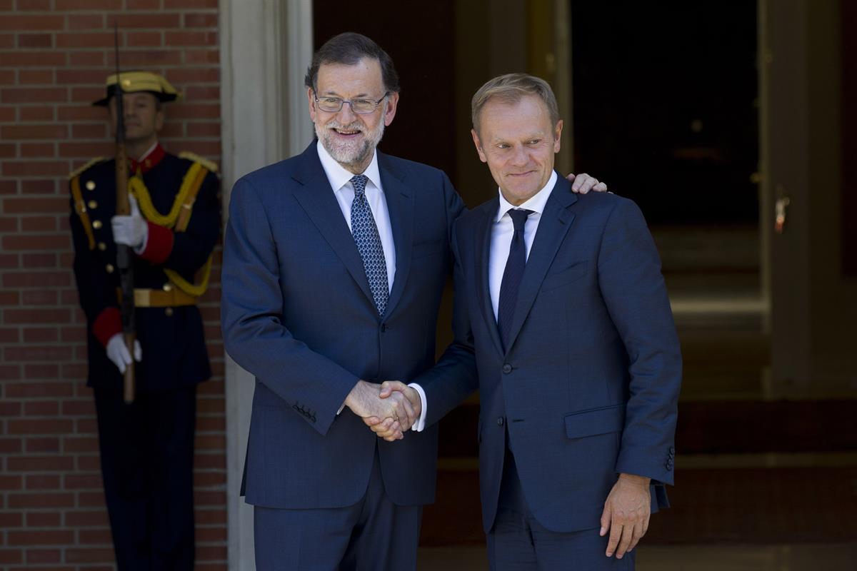 12/09/2016. Rajoy recibe al presidente del Consejo Europeo, Donald Tusk. El presidente del Gobierno en funciones, Mariano Rajoy, saluda al p...