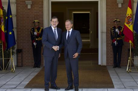 12/09/2016. Rajoy recibe al presidente del Consejo Europeo, Donald Tusk. El presidente del Gobierno en funciones, Mariano Rajoy, saluda al p...