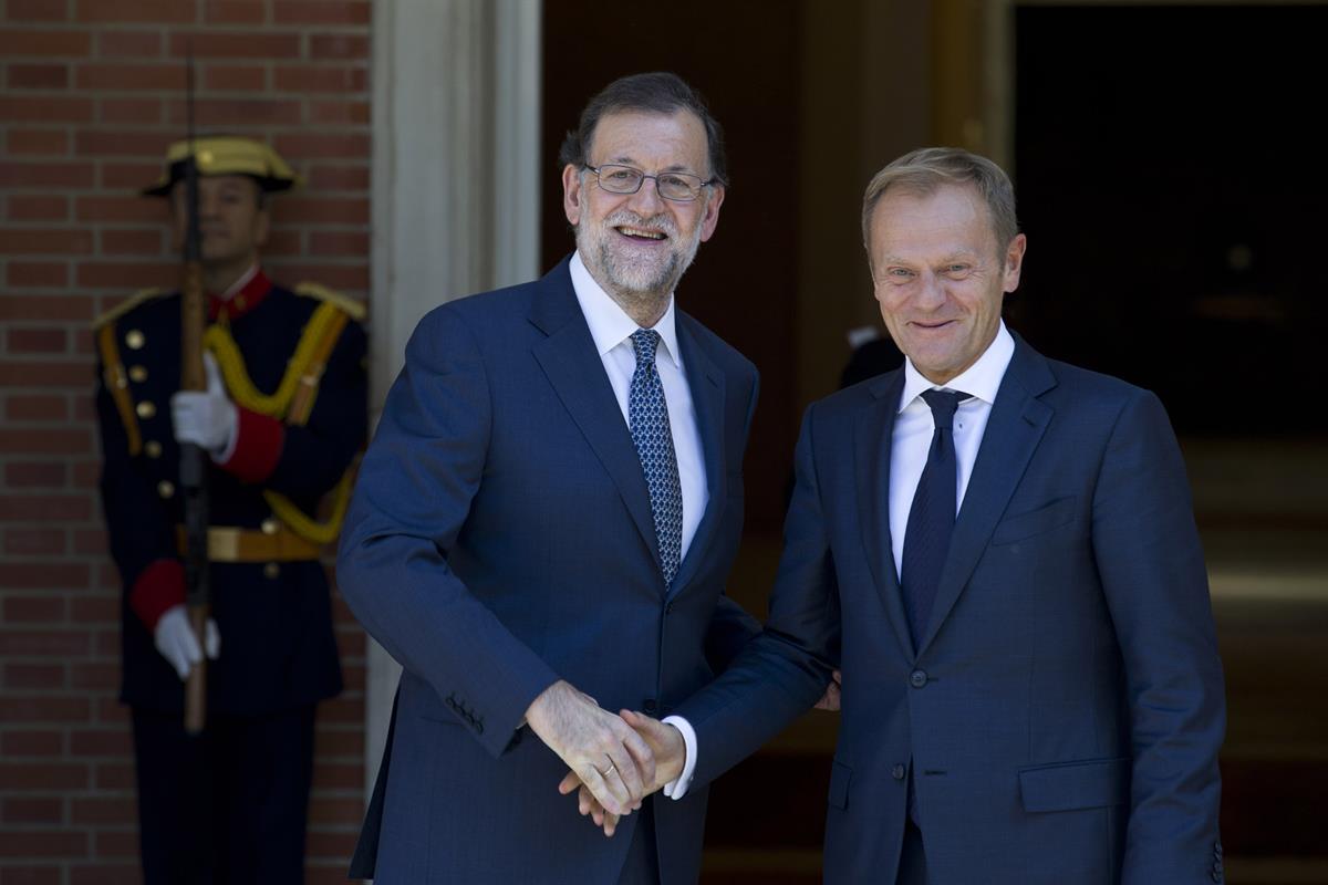 12/09/2016. Rajoy recibe al presidente del Consejo Europeo, Donald Tusk. El presidente del Gobierno en funciones, Mariano Rajoy, saluda al p...