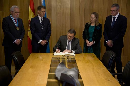 The President of the Government, Mariano Rajoy, signing in the Book of Honor of the Parliament of Galicia