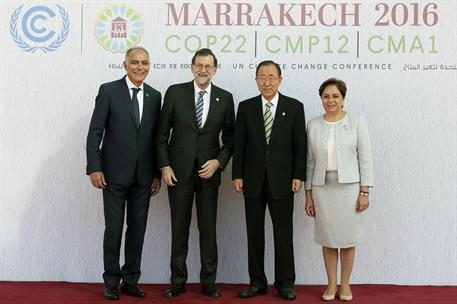 15/11/2016. Rajoy participa en Marrakech en la Cumbre sobre el Cambio Climático. El presidente del Gobierno, Mariano Rajoy, posa junto al mi...