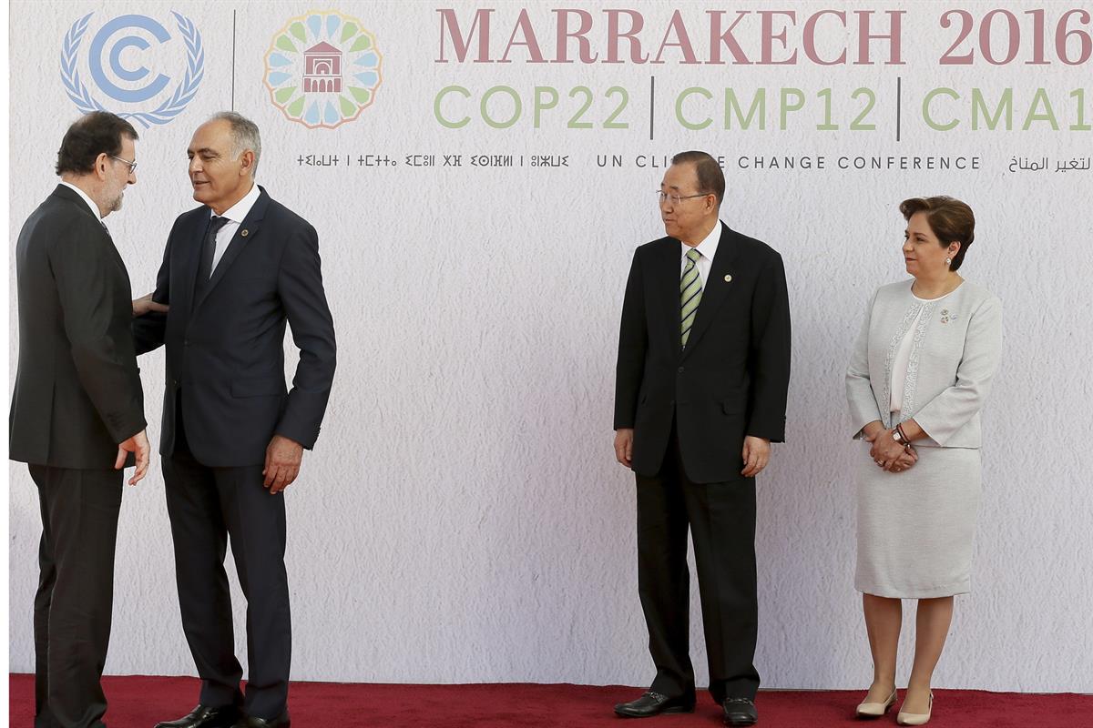 15/11/2016. Rajoy participa en Marrakech en la Cumbre sobre el Cambio Climático. El presidente del Gobierno español, Mariano Rajoy, saluda a...