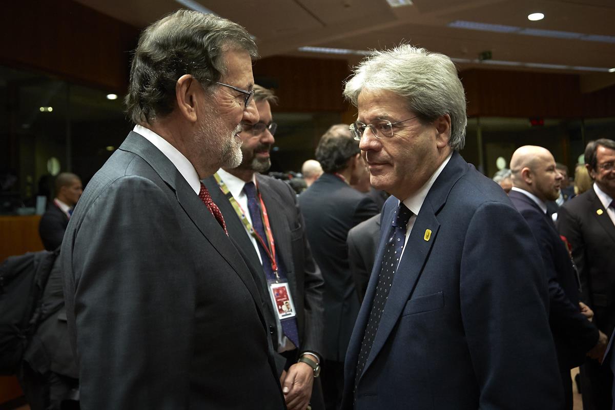 15/12/2016. Rajoy asiste al Consejo Europeo. El presidente del Gobierno, Mariano Rajoy, conversa con el primer ministro italiano, Paolo Gent...