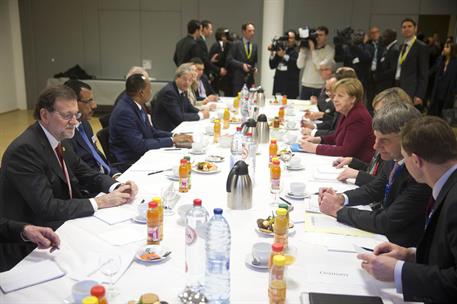 15/12/2016. Rajoy asiste al Consejo Europeo. El presidente del Gobierno, Mariano Rajoy, la canciller alemana, Angela Merkel, y el presidente...