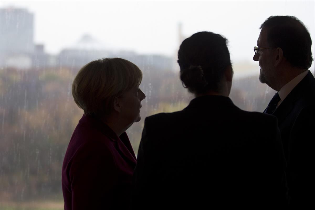 18/11/2016. Rajoy viaja a Berlín. El presidente del Gobierno, Mariano Rajoy, junto a la canciller alemana, Angela Merkel, en Berlín.