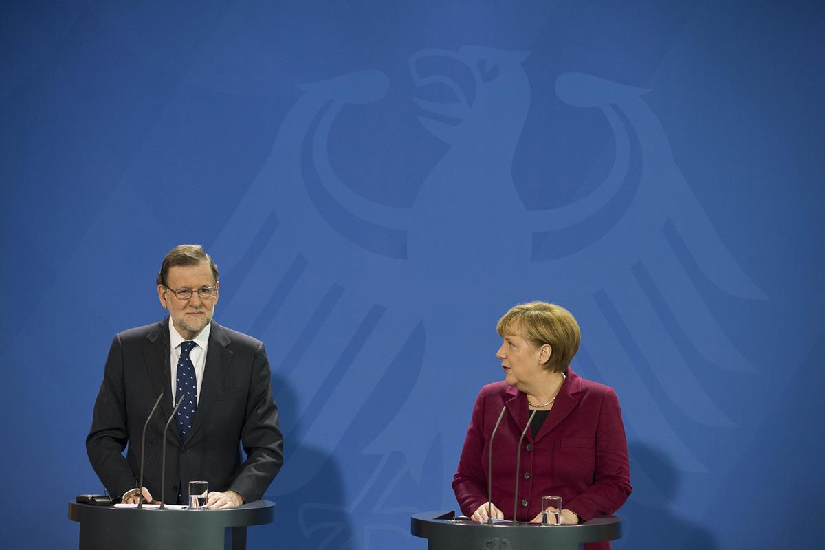 18/11/2016. Rajoy viaja a Berlín. El presidente del Gobierno, Mariano Rajoy, y la canciller alemana Angela Merkel, durante la rueda de prens...