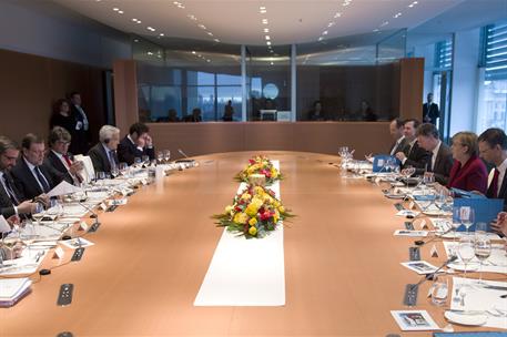 18/11/2016. Rajoy viaja a Berlín. Mariano Rajoy y Angela Merkel con sus respectivas delegaciones durante la reunión bilateral celebrada en Berlín.