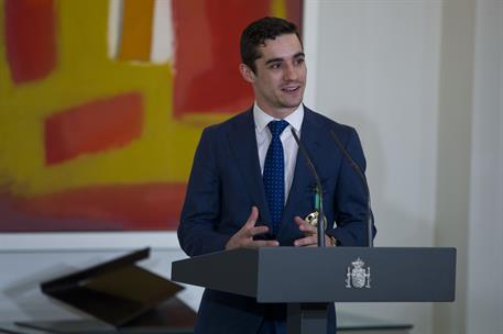 19/04/2016. Rajoy entrega la Medalla de Oro al Mérito Deportivo a Javier Fernández. El patinador Javier Fernández se dirige a los medios de ...