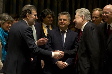 20/12/2016. Viaje de Mariano Rajoy a Estados Unidos. El presidente del Gobierno, Mariano Rajoy, saluda a uno de los asistentes a la sesión a...