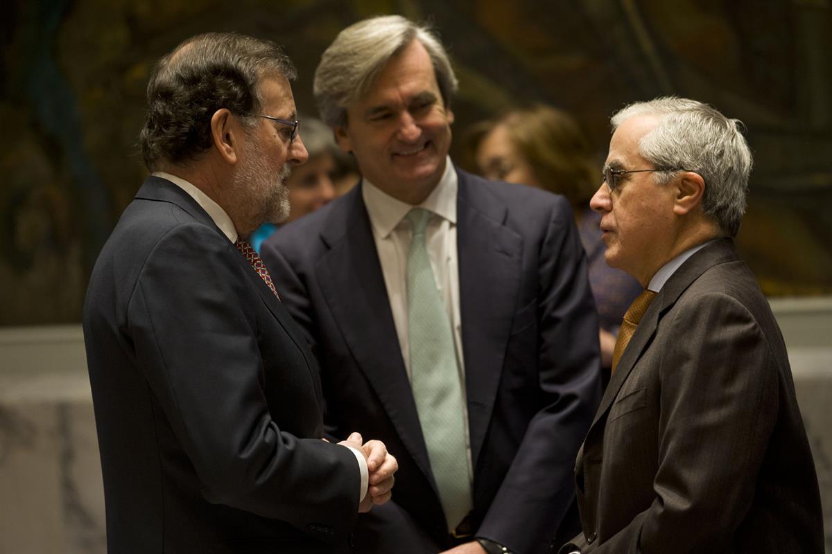 20/12/2016. Viaje de Mariano Rajoy a Estados Unidos. El presidente del Gobierno, Mariano Rajoy, conversa con uno de los asistentes a la sesi...