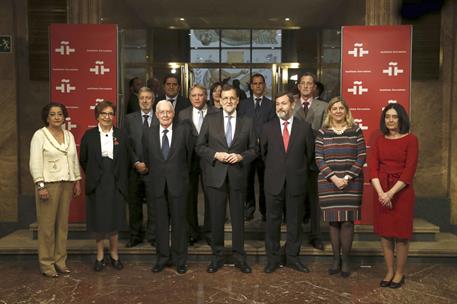 22/04/2016. Rajoy visita la sede del Instituto Cervantes. Foto de familia del presidente del Gobierno en funciones, Mariano Rajoy, acompañad...
