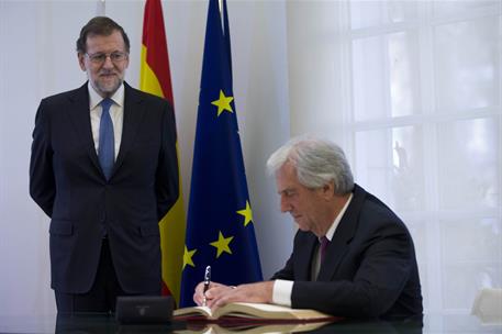 28/11/2016. Rajoy recibe al presidente de Uruguay, Tabaré Vázquez. El presidente de la República Oriental del Uruguay, Tabaré Vázquez, firma...