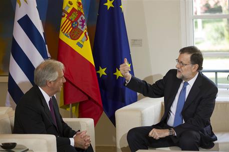 28/11/2016. Rajoy recibe al presidente de Uruguay, Tabaré Vázquez. El presidente del Gobierno, Mariano Rajoy, conversa con el presidente de ...