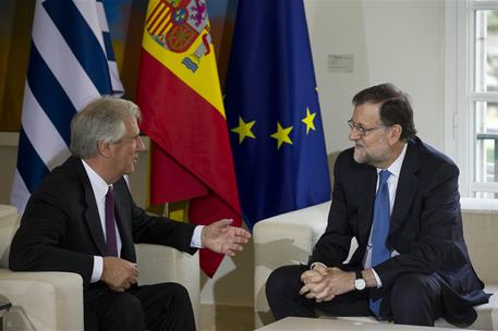 28/11/2016. Rajoy recibe al presidente de Uruguay, Tabaré Vázquez. El presidente del Gobierno, Mariano Rajoy, conversa con el presidente de ...