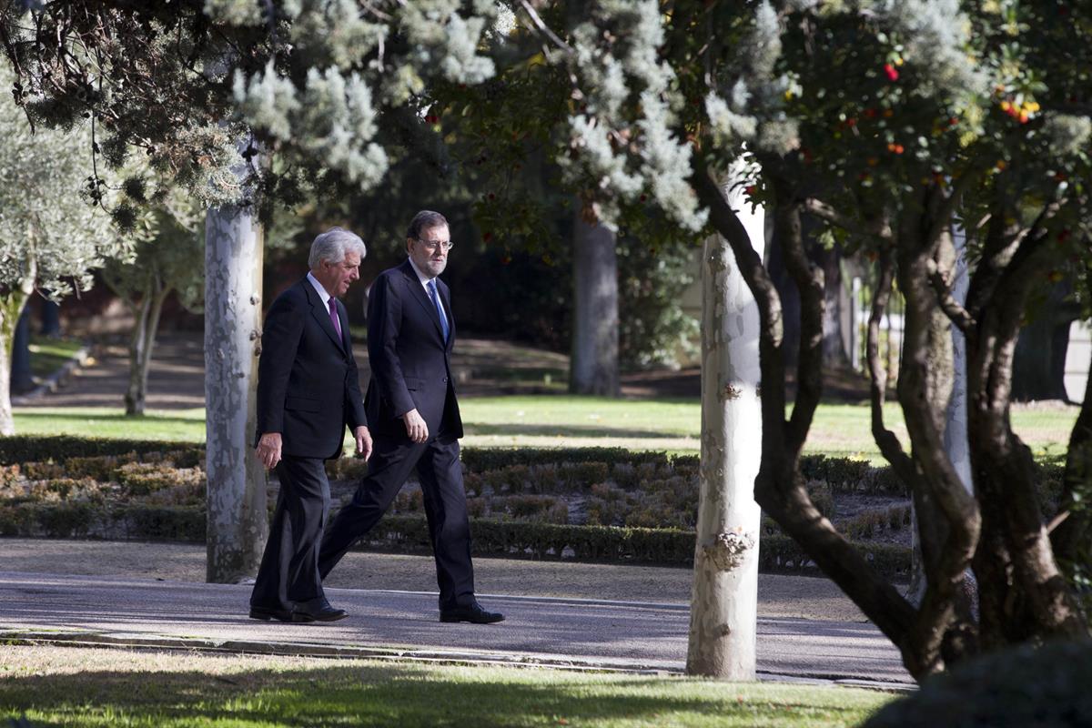 28/11/2016. Rajoy recibe al presidente de Uruguay, Tabaré Vázquez. El presidente del Gobierno, Mariano Rajoy, pasea junto al presidente de l...