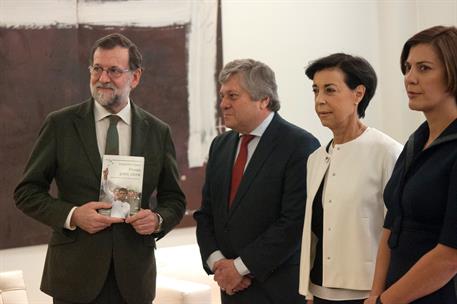 29/02/2016. Rajoy recibe a la familia de Leopoldo López. La familia de Leopoldo López entrega al presidente del Gobierno en funciones, Maria...