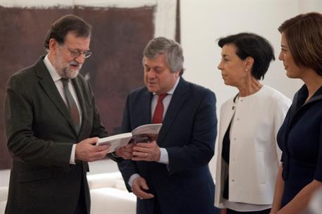 29/02/2016. Rajoy recibe a la familia de Leopoldo López. La familia de Leopoldo López entrega al presidente del Gobierno en funciones, Maria...