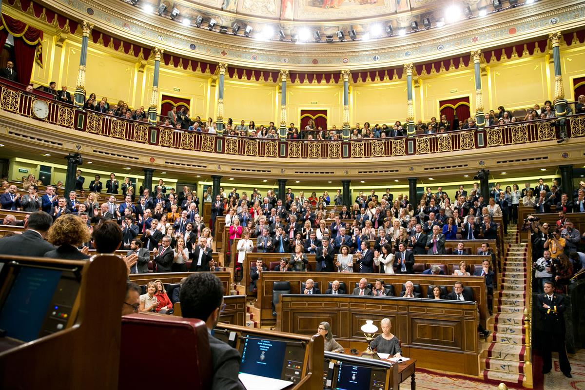 29/10/2016. Mariano Rajoy es investido presidente del Gobierno. Los diputados del PP y Ciudadanos, además de los del PSOE, aplauden al porta...