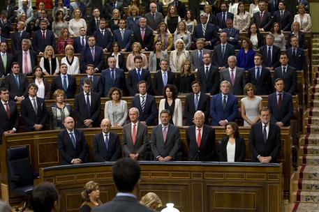 29/10/2016. Debate de investidura. Segunda sesión. Los miembros del Gobierno en funciones y los parlamentarios guardan un minuto de silencio...