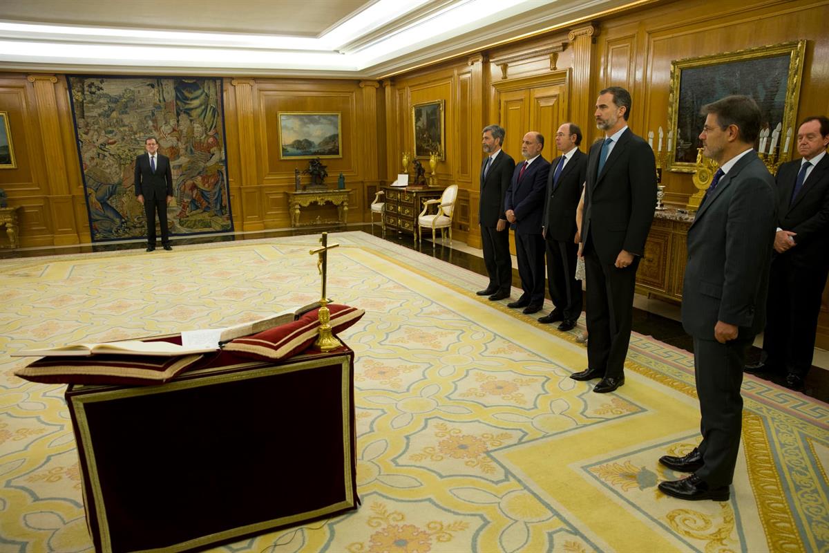31/10/2016. Mariano Rajoy jura el cargo de presidente del Gobierno. Mariano Rajoy jura el cargo de presidente del Gobierno ante S.M. el Rey ...